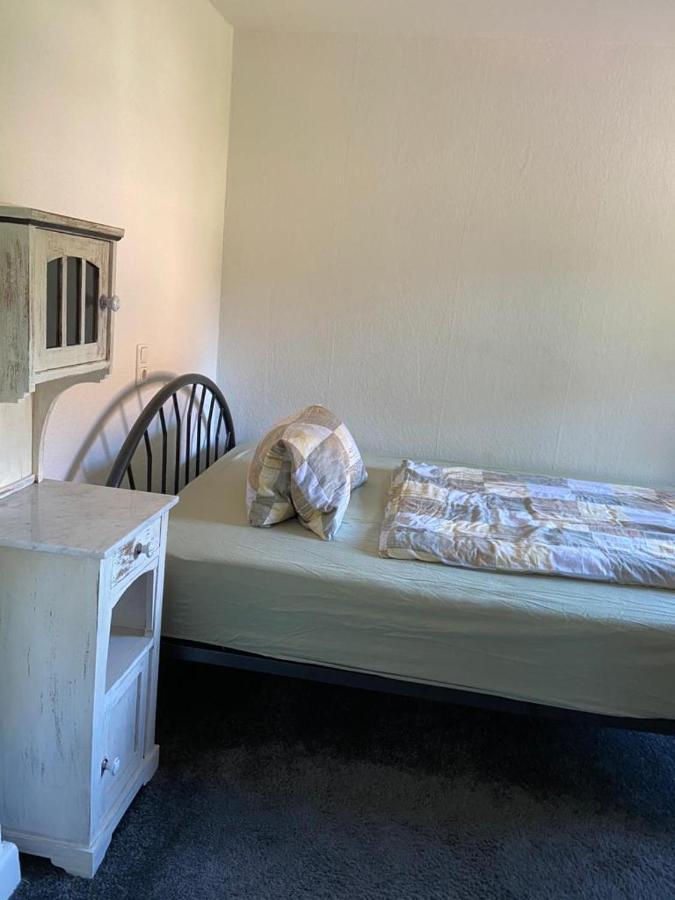 Privates Appartment Ferienwohnung Im Einfamilienhaus ดุสเซลดอร์ฟ ภายนอก รูปภาพ
